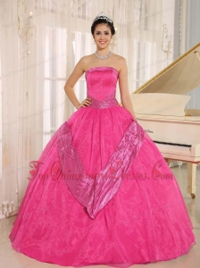 Coral Red Beaded Decorate 2013 Quinceanera Gowns With Strapless