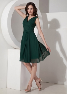 Stylish Dark Green V-neck Chiffon Ruched Dama Dresses for Quinceanera