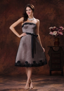 Brown Tea-length Strapless Black Sash Dama dresses for Quinceanera