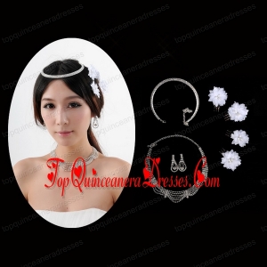 Fashionable Bracelet with Crystal Necklace and Earing Jewelry Set