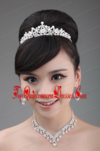 Tiara and Necklace in Luxurious Pearl and Alloy