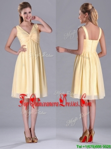 Empire Light Yellow V Neck Knee Length Short Dama Dress with Ruching