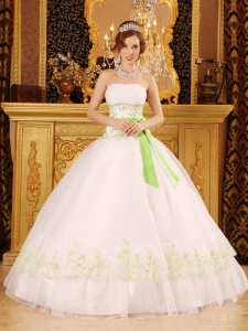 White Quinceanera Dress Strapless with Appliques Sash