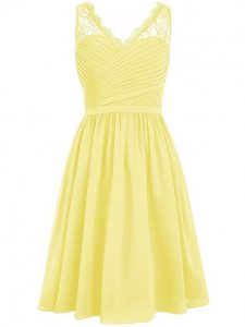 Exquisite Lace and Ruching Vestidos de Damas Yellow Side Zipper Sleeveless Knee Length